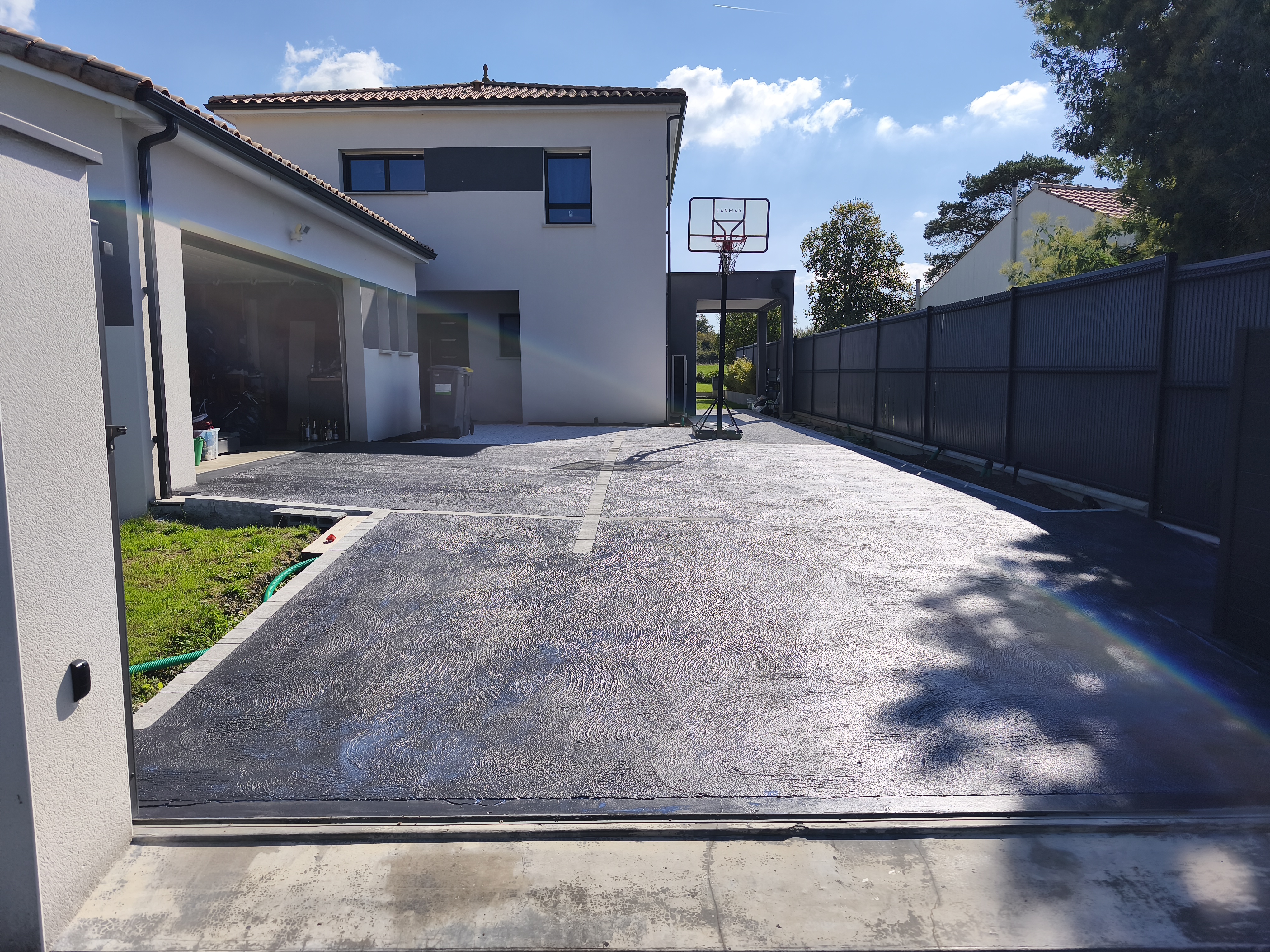 Réalisation d'une allée en béton noir et pavés - Photo 3