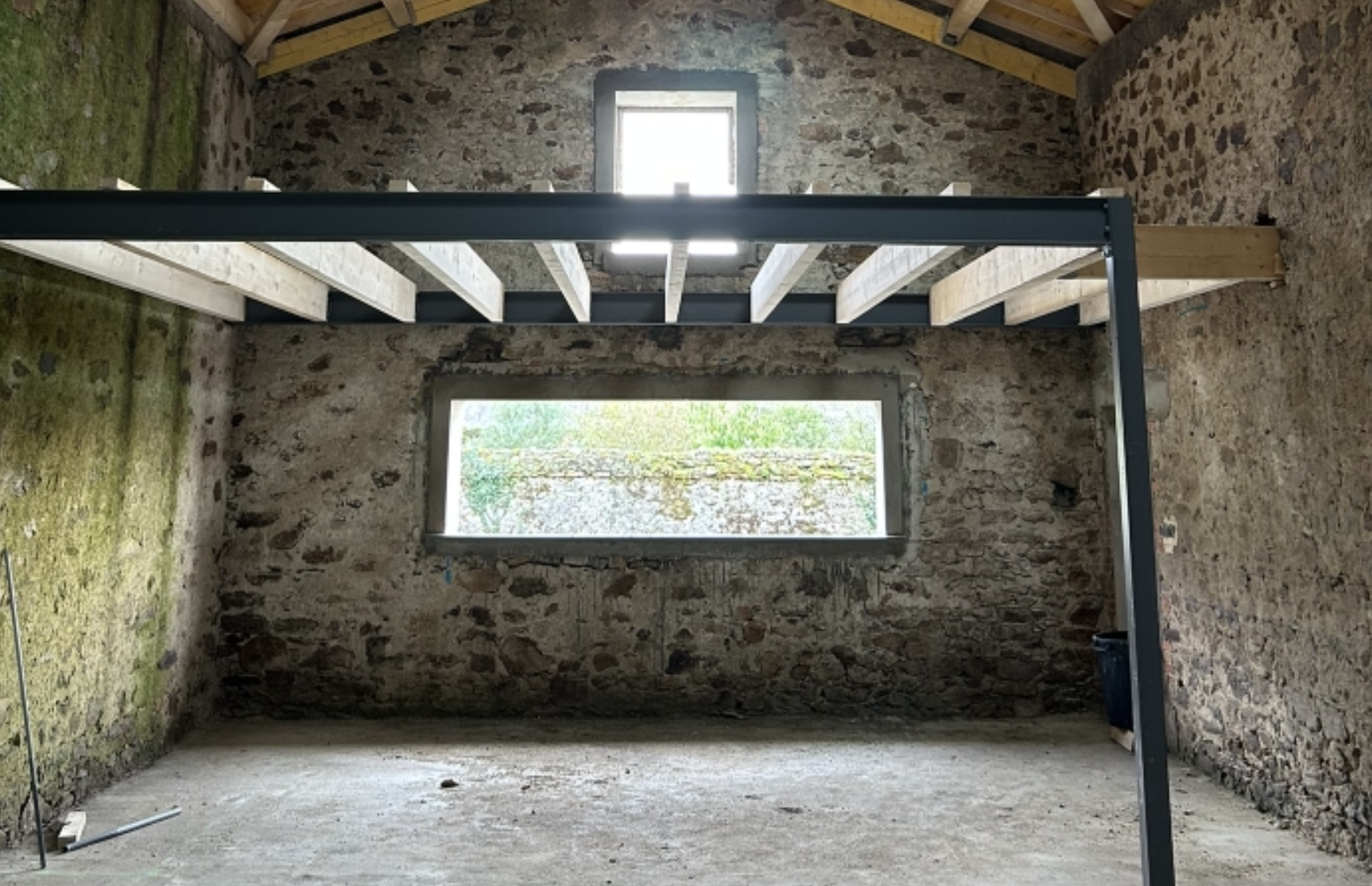 Création d'une fenêtre panoramique dans un mur de pierre - Photo 3