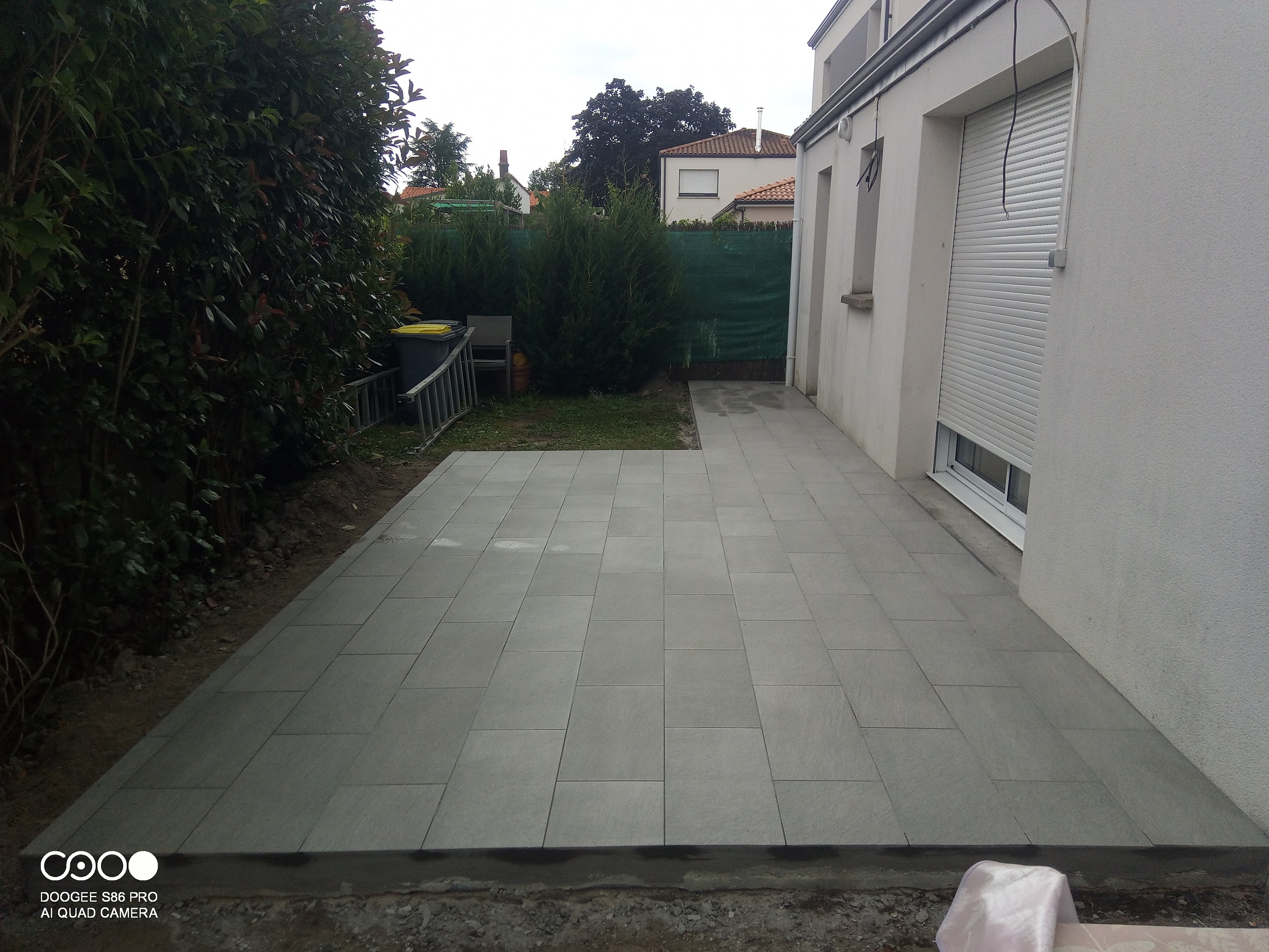 Création d'une terrasse en béton et pose du carrelage - Photo 3